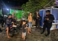 PATROLI HUMANIS PERSONEL BATALYON D PELOPOR SAMBANG WARGA DAN AJAK MASYARAKAT JAGA KAMTIBMAS DI KELURAHAN MANCANI