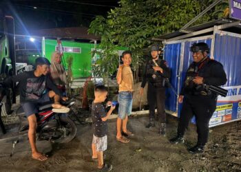 PATROLI HUMANIS PERSONEL BATALYON D PELOPOR SAMBANG WARGA DAN AJAK MASYARAKAT JAGA KAMTIBMAS DI KELURAHAN MANCANI