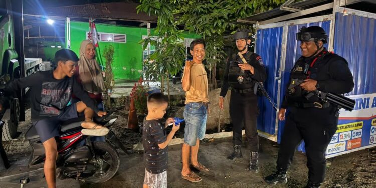 PATROLI HUMANIS PERSONEL BATALYON D PELOPOR SAMBANG WARGA DAN AJAK MASYARAKAT JAGA KAMTIBMAS DI KELURAHAN MANCANI
