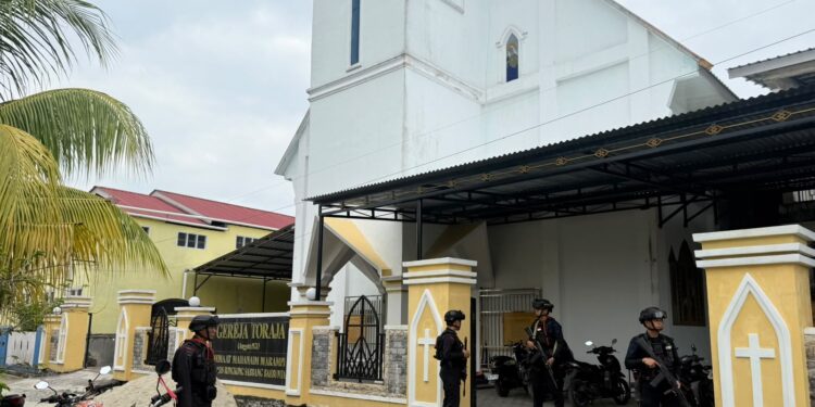 Brimob Hadir, Warga Beribadah dengan Aman dan Nyaman