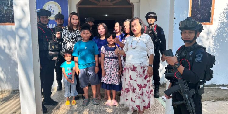 Patroli Rutin Personel Batalyon D Pelopor di Gereja Dusun Rante