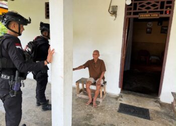 Patroli Sambang Humanis, Personel Batalyon D Pelopor Pererat Silaturahmi dengan Warga Kelurahan Mancani