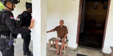 Patroli Sambang Humanis, Personel Batalyon D Pelopor Pererat Silaturahmi dengan Warga Kelurahan Mancani