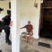 Patroli Sambang Humanis, Personel Batalyon D Pelopor Pererat Silaturahmi dengan Warga Kelurahan Mancani