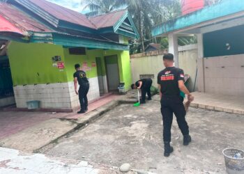 PERSONEL BATALYON D PELOPOR SATUAN BRIMOB POLDA SULSEL GELAR JUMAT BERSIH DI MASJID NUR MARYAM DAN NUR ICHKSAN BAEBUNTA