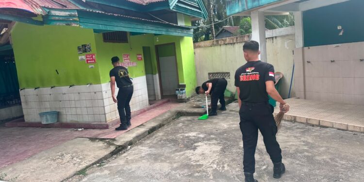PERSONEL BATALYON D PELOPOR SATUAN BRIMOB POLDA SULSEL GELAR JUMAT BERSIH DI MASJID NUR MARYAM DAN NUR ICHKSAN BAEBUNTA