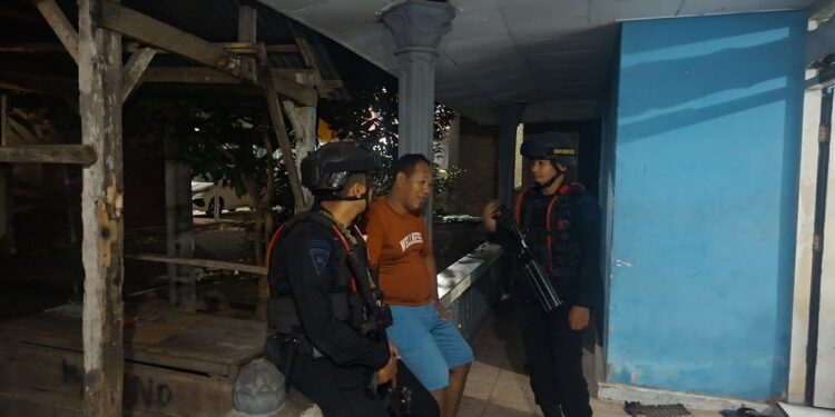 Brimob Hadir di Tengah Masyarakat, Patroli Malam Jaga Kondusivitas Mancani Pasca Bentrok