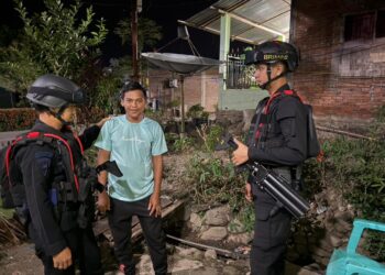 PATROLI KAMTIBMAS, PERSONEL BATALYON D PELOPOR SAMBANGI WARGA DI WILAYAH MANCANI