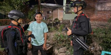 PATROLI KAMTIBMAS, PERSONEL BATALYON D PELOPOR SAMBANGI WARGA DI WILAYAH MANCANI