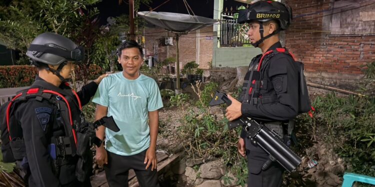 PATROLI KAMTIBMAS, PERSONEL BATALYON D PELOPOR SAMBANGI WARGA DI WILAYAH MANCANI