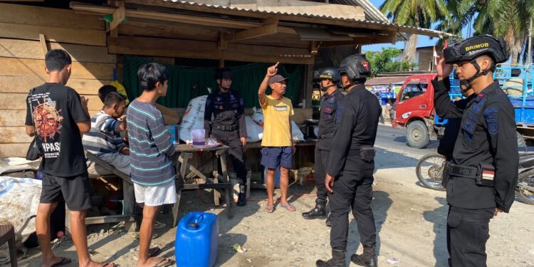 Brimob Sambangi Warga di Desa Baebunta, Jaga Kamtibmas Tetap Kondusif