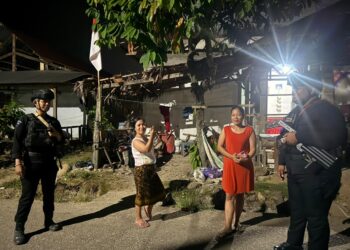 Brimob Sambangi Warga Mancani, Jaga Situasi Tetap Aman