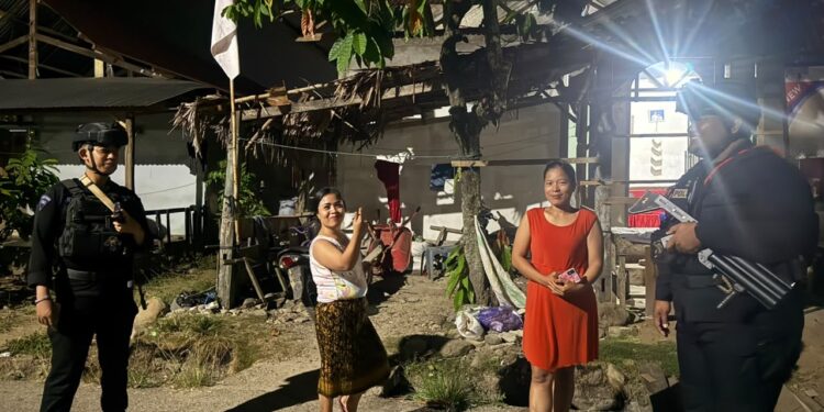Brimob Sambangi Warga Mancani, Jaga Situasi Tetap Aman