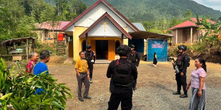 Personel Kompi 3 Batalyon D Pelopor Laksanakan Patroli dan Pengamanan Ibadah di Gereja Jemaat Toraja Labokke