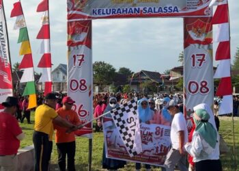 Personel Batalyon D Pelopor bersama Bhayangkari ikuti jalan santai semarak HUT RI ke-81 di Kecamatan Baebunta