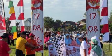 Personel Batalyon D Pelopor bersama Bhayangkari ikuti jalan santai semarak HUT RI ke-81 di Kecamatan Baebunta
