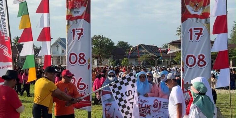 Personel Batalyon D Pelopor bersama Bhayangkari ikuti jalan santai semarak HUT RI ke-81 di Kecamatan Baebunta