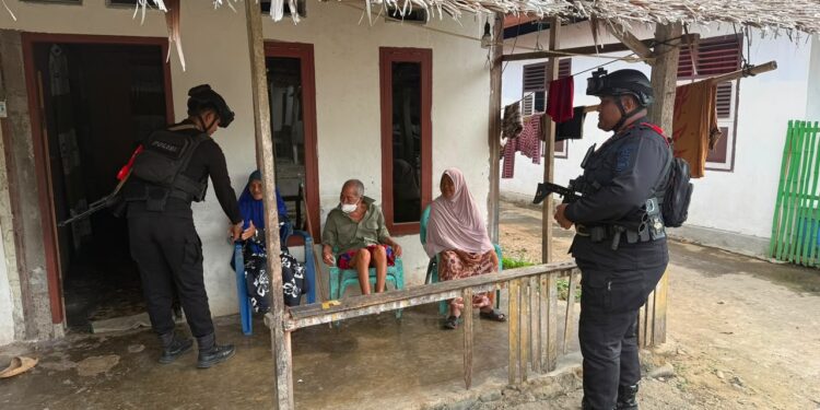 Personel Posko Mancani Intensifkan Patroli Humanis dan Sambang Warga di Lingkungan Batu dan Uri