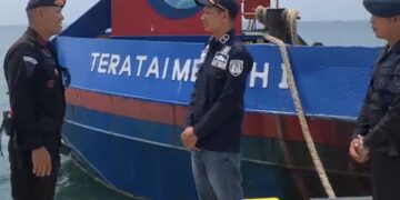 Personel Batalyon D Pelopor Patroli dan Pantau Kondisi Air Laut di Pelabuhan Lampia
