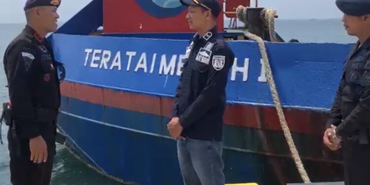Personel Batalyon D Pelopor Patroli dan Pantau Kondisi Air Laut di Pelabuhan Lampia