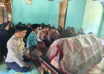 Kapolsek Tanralili Melayat Ke Rumah Duka Korban Kecelakaan Lalu Lintas