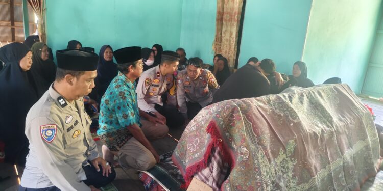 Kapolsek Tanralili Melayat Ke Rumah Duka Korban Kecelakaan Lalu Lintas