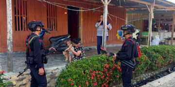 Brimob Terus Hadir, Jaga Keamanan dan Kenyamanan Warga Mancani