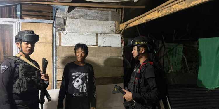 Patroli Malam, Personel Brimob Sambangi Warga Antisipasi Perkelahian Antar Kelompok