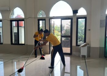 Personel Kompi 3 Batalyon D Pelopor Laksanakan Jumat Bersih untuk Wujudkan Lingkungan yang Bersih dan Nyaman
