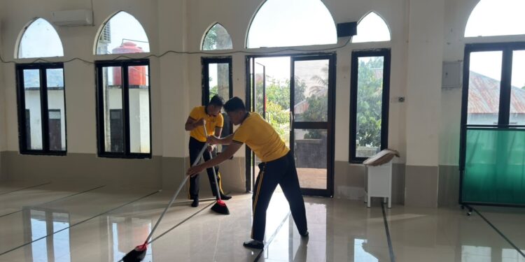 Personel Kompi 3 Batalyon D Pelopor Laksanakan Jumat Bersih untuk Wujudkan Lingkungan yang Bersih dan Nyaman
