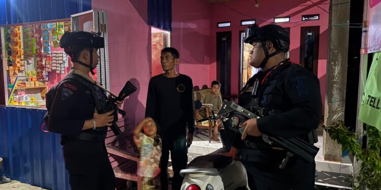 Patroli Cipkon Batalyon D Pelopor Sambangi Warga, Jaga Kamtibmas di Mancani