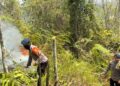 Personel Kompi 3 Batalyon D Pelopor Tangani Karhutla di Dusun Kombong