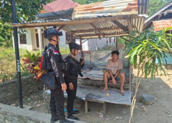 Brimob Sambangi Warga di Mancani, Jaga Kamtibmas Tetap Kondusif