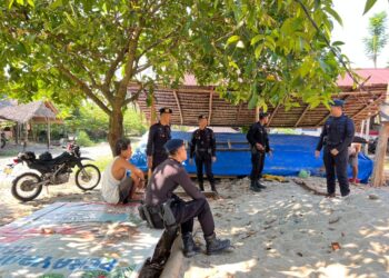 Patroli Humanis Personel Batalyon D Pelopor Sambang Warga dan Bantu Pasang Bendera Merah Putih di Desa Rantepaccu