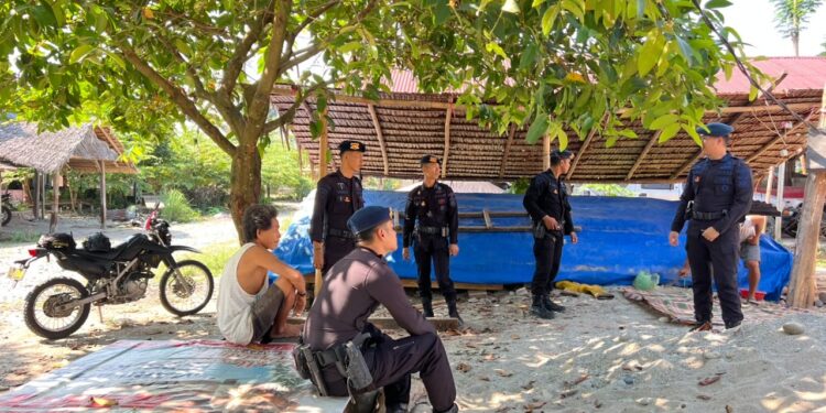 Patroli Humanis Personel Batalyon D Pelopor Sambang Warga dan Bantu Pasang Bendera Merah Putih di Desa Rantepaccu