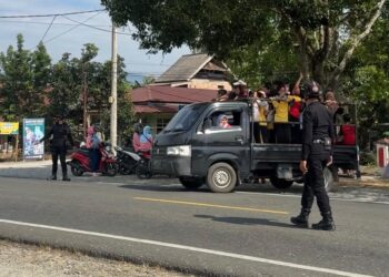 Patroli Sambang Warga, Personel Batalyon D Pelopor Hadir Amankan Kegiatan HUT RI ke-81 di Baebunta