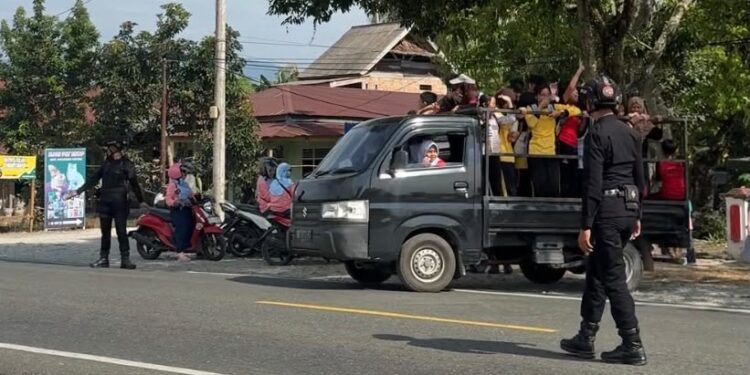 Patroli Sambang Warga, Personel Batalyon D Pelopor Hadir Amankan Kegiatan HUT RI ke-81 di Baebunta