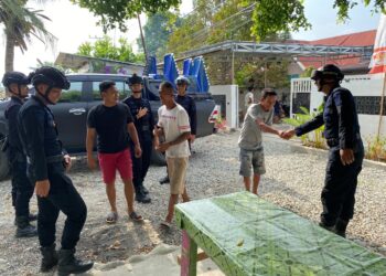 Patroli Harkamtibmas Personel Batalyon D Pelopor di Desa Baebunta