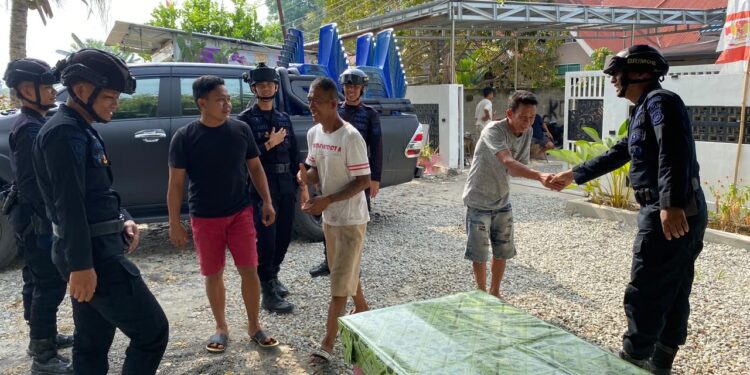 Patroli Harkamtibmas Personel Batalyon D Pelopor di Desa Baebunta