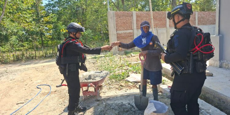 Patroli Brimob Hadir di Tengah Warga, Wujudkan Mancani yang Aman dan Kondusif