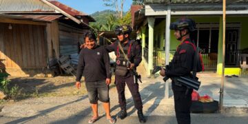 Patroli Humanis Batalyon D Pelopor Hadir di Tengah Masyarakat Mancani