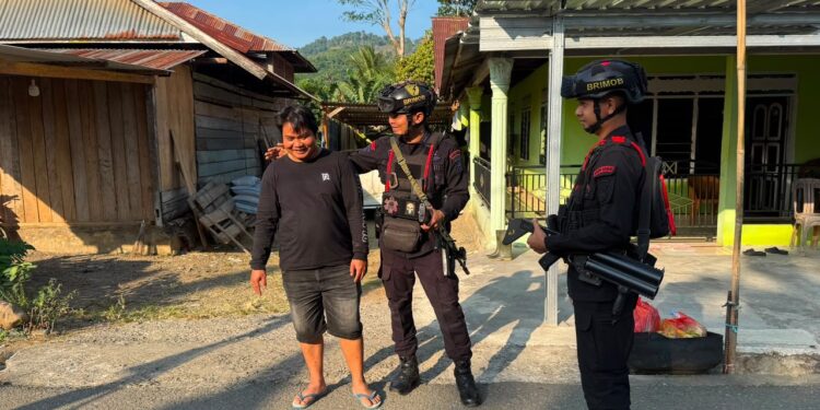 Patroli Humanis Batalyon D Pelopor Hadir di Tengah Masyarakat Mancani