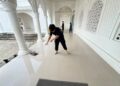 Jumat Bersih, Brimob Hadir Jaga Kebersihan Masjid Nur Maryam