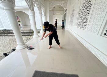 Jumat Bersih, Brimob Hadir Jaga Kebersihan Masjid Nur Maryam