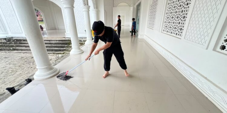 Jumat Bersih, Brimob Hadir Jaga Kebersihan Masjid Nur Maryam