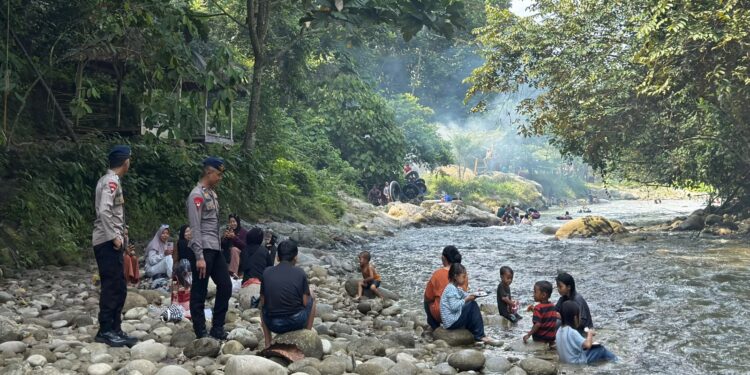 Patroli SAR Brimob Hadir Jaga Keselamatan Wisatawan di Sungai Sulili