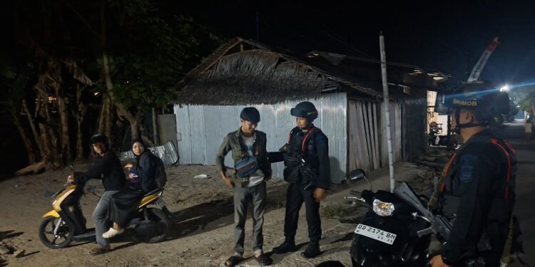 Personel Batalyon D Pelopor Laksanakan Patroli Malam dan Sambang Warga di Mancani