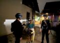 PATROLI KAMTIBMAS BERJALAN KAKI, PERSONEL BATALYON D PELOPOR SAMBANGI WARGA DI MANCANI