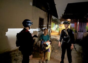 PATROLI KAMTIBMAS BERJALAN KAKI, PERSONEL BATALYON D PELOPOR SAMBANGI WARGA DI MANCANI