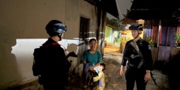 PATROLI KAMTIBMAS BERJALAN KAKI, PERSONEL BATALYON D PELOPOR SAMBANGI WARGA DI MANCANI